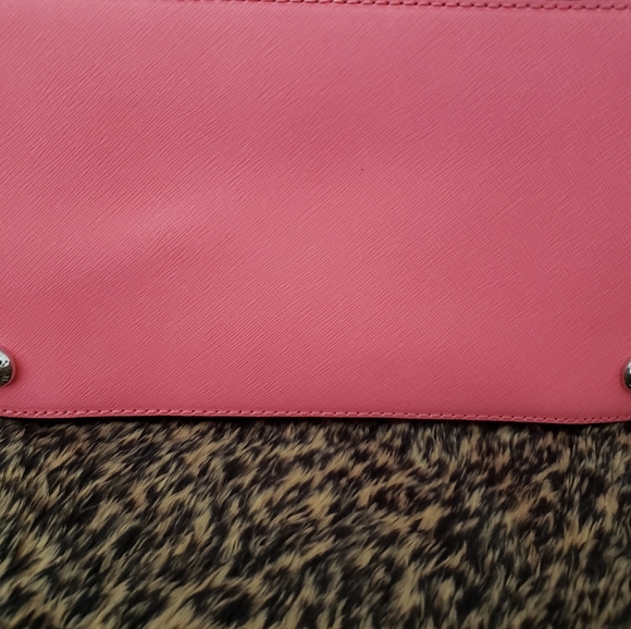 Michael Kors Pocket Tote w/ Matching Wristet - Picture 4 of 13